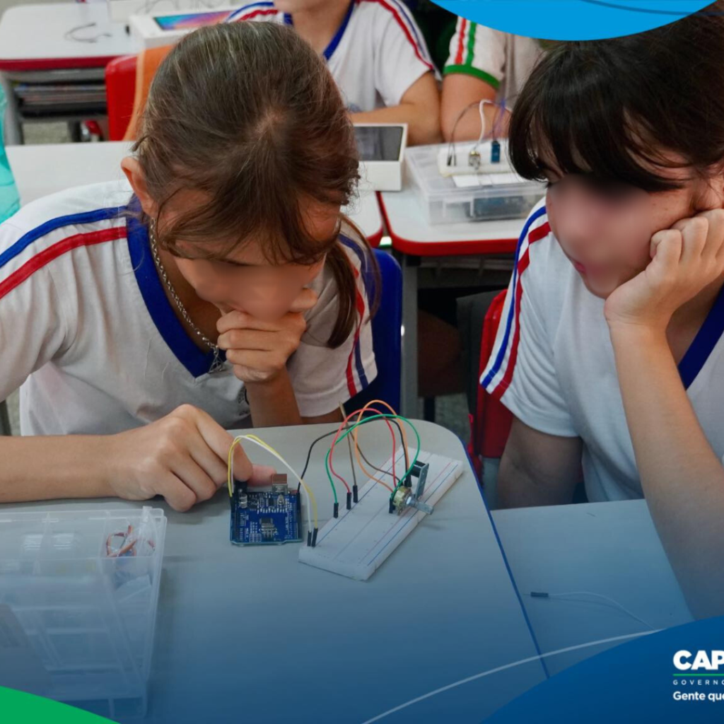 Estudantes com Kit de Robótica na Escola Municipal Janete Katzwinkel