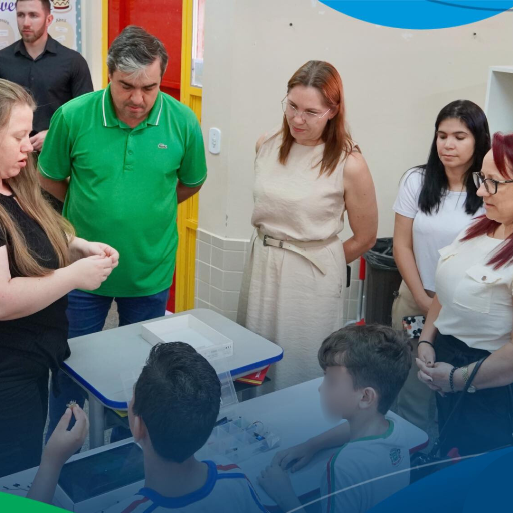 Apresentação de uso de tablets na robótica durante visita à Escola Municipal Janete Katzwinkel