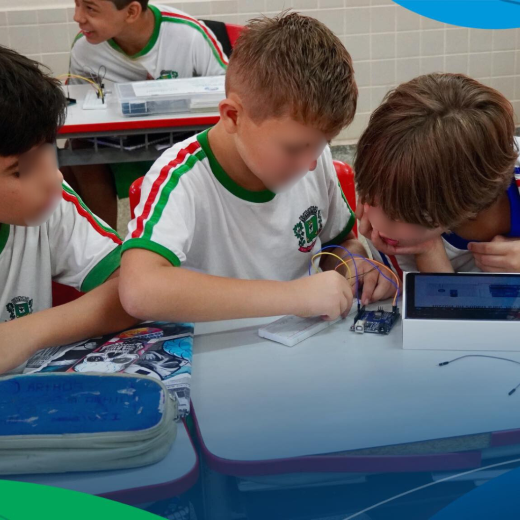 Estudantes com Kit de robótica e uso de tablets na Escola Municipal Janete Katzwinkel