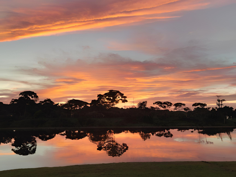 Meteorologista do Simepar analisando dados em uma tela com gráficos climáticos