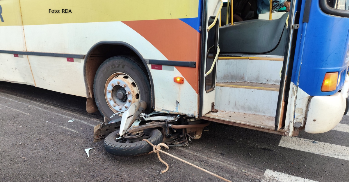 Colisão entre ônibus e motocicleta em Santa Izabel do Oeste.
