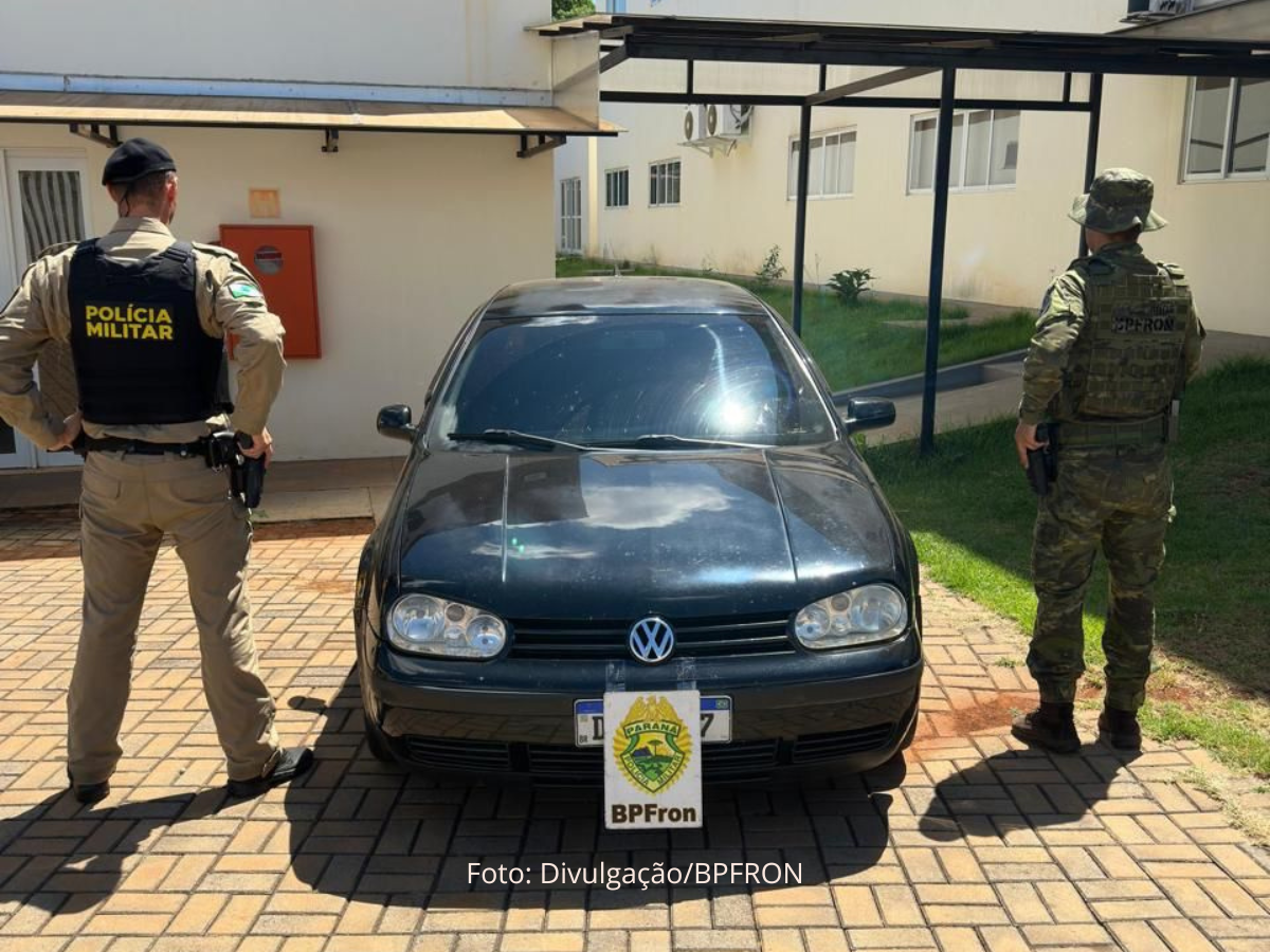 Volkswagen Golf recuperado pela Polícia Militar na região de fronteira