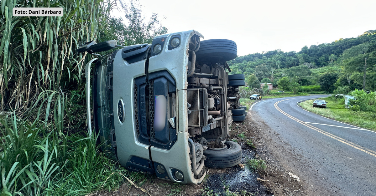 Caminhão furgão acidentado na rodovia entre Santo Antônio do Sudoeste e Ampére.