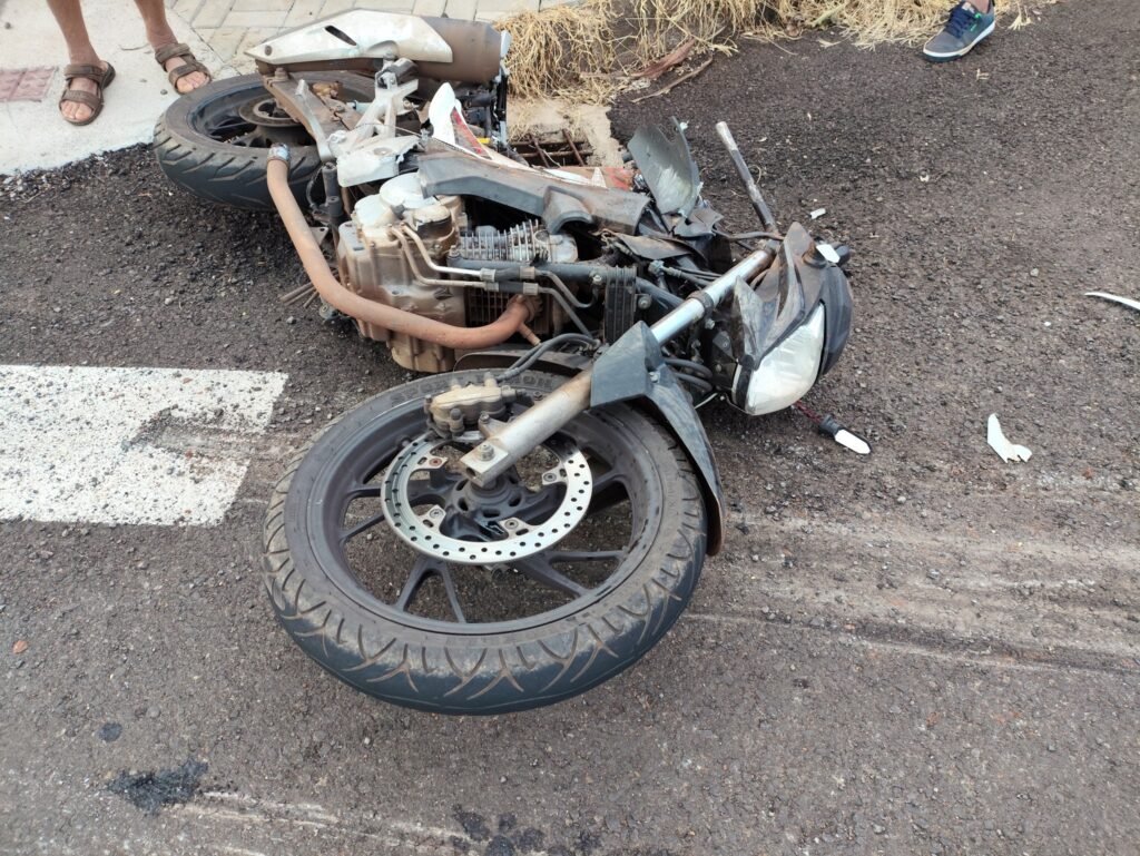 Motocicleta da colisão com ônibus escolar em Santa Izabel do Oeste