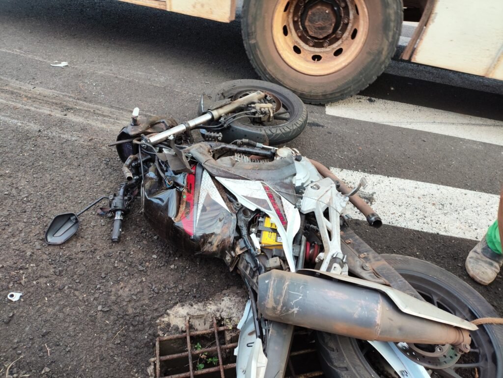 Motocicleta da colisão com ônibus escolar em Santa Izabel do Oeste