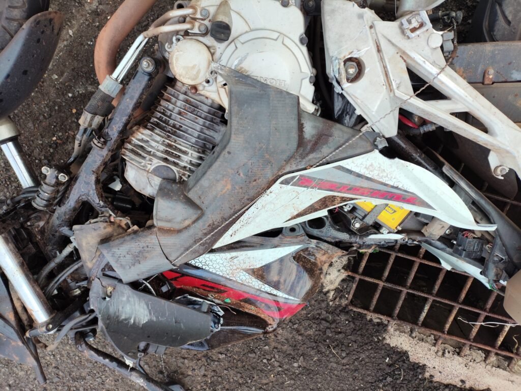 Detalhe da motocicleta após colisão com ônibus escolar em Santa Izabel do Oeste