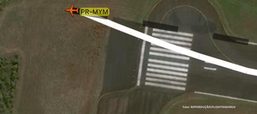 Aeronave da LATAM na pista do aeroporto de Chapecó.