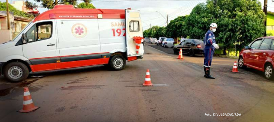 Micro-ônibus escolar e motocicleta acidentados no centro de Santa Izabel do Oeste
