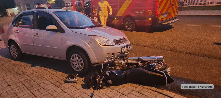colisão entre moto e carro no centro de Capanema