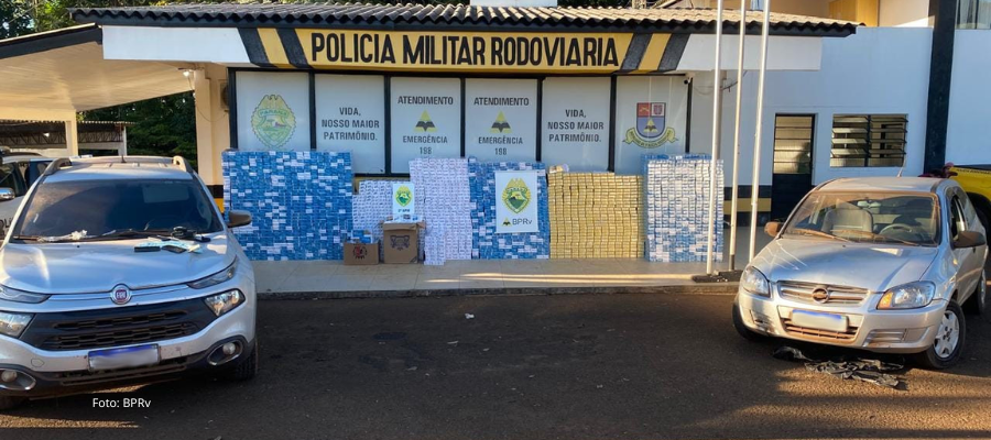 Carga de cigarros apreendida pela polícia em lavoura