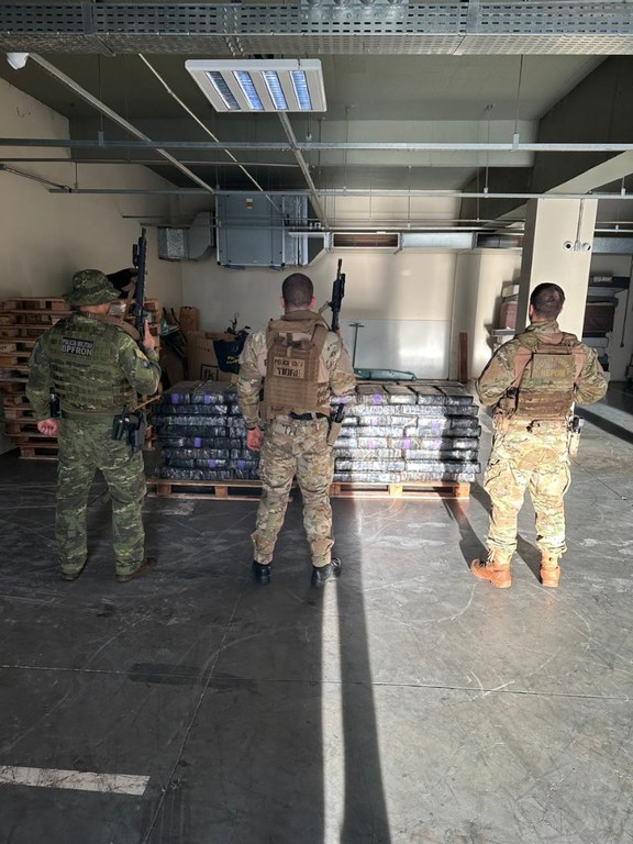 Tabletes de maconha apreendidos pela Polícia Federal em Guaíra.