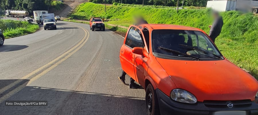 GM/Corsa danificado após colisão lateral com caminhão em acidente na PR-180