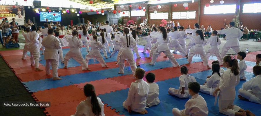 Apresentação de karatê durante o Festival de cultura oriental Sol Nascente em Capanema