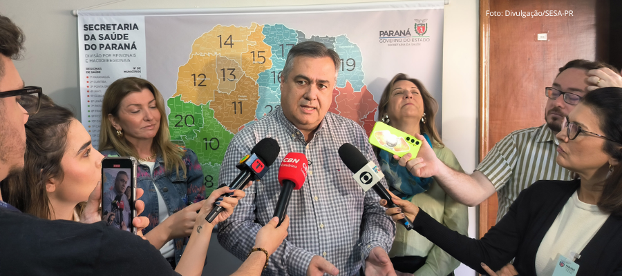Secretário Beto Preto em coletiva de imprensa sobre saúde pública