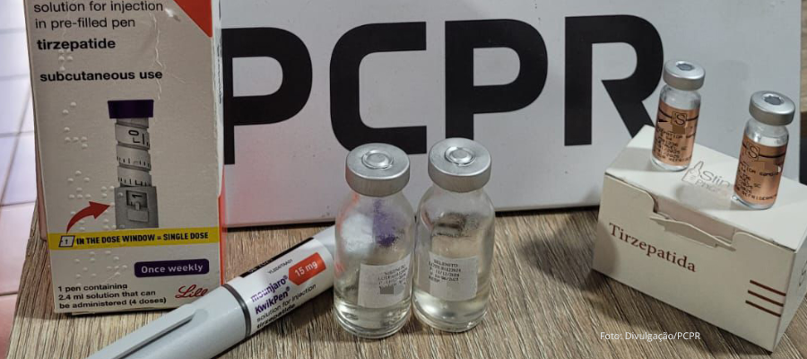Medicamentos e seringas apreendidos durante a operação