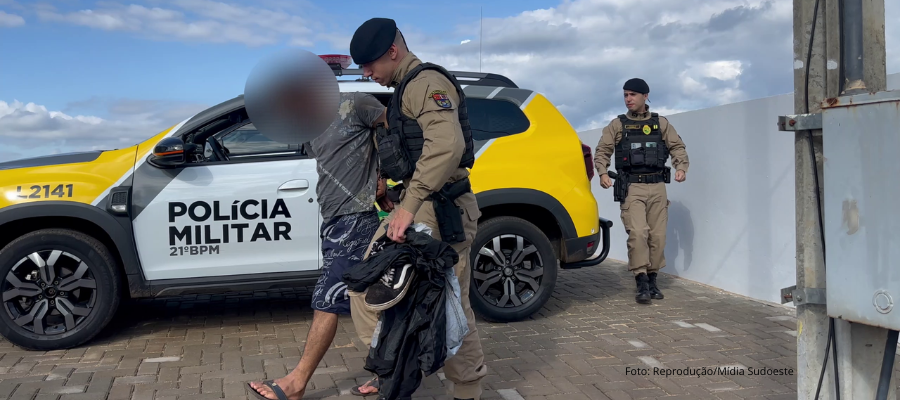 Suspeito sendo encaminhado à delegacia após prisão rápida