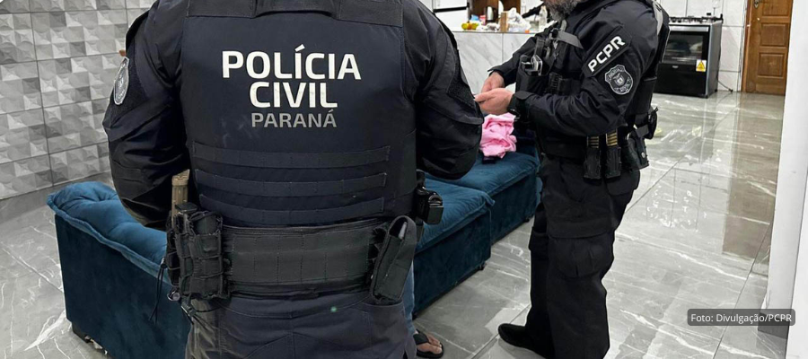 Policiais civis durante cumprimento de mandados da operação