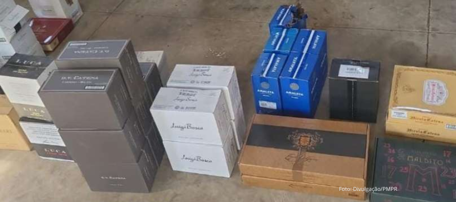 Caixas de vinho apreendidas em ação da PM em Santo Antônio do Sudoeste