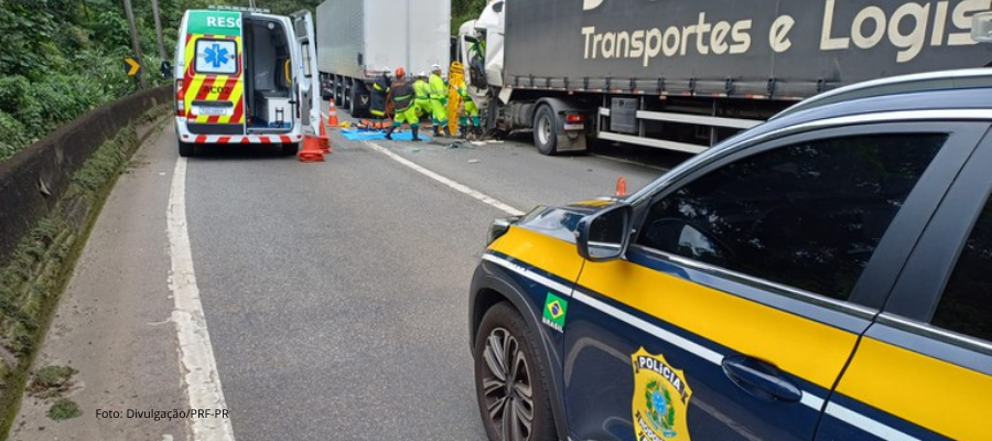 Policiais da PRF em fiscalização no Paraná