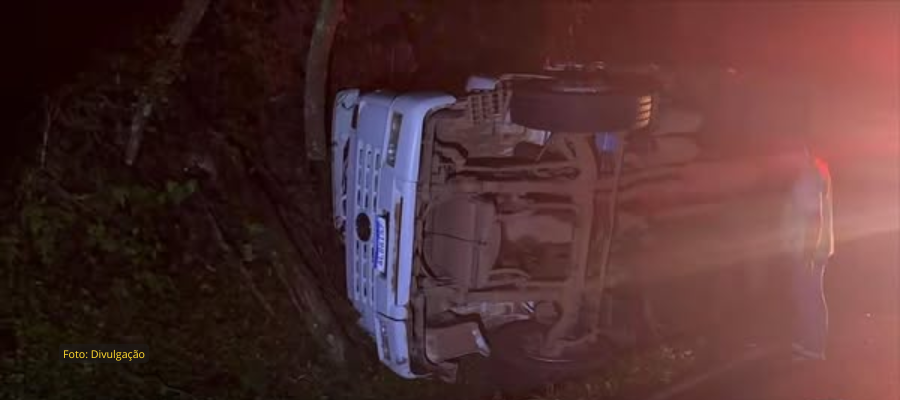 Caminhão tombado na PR-481 em Ampére