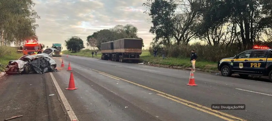 Equipe da PRF abordando veículos na BR