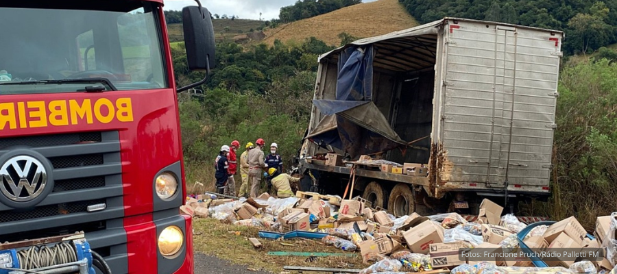 Caminhão destruído após colisão na PR-562 em Coronel Vivida