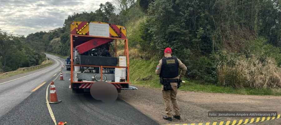 Caminhão parado após acidente de trabalho na PR-182 em Ampére