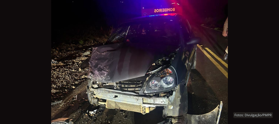 Veículos danificados após colisão frontal na PR-562 em São João
