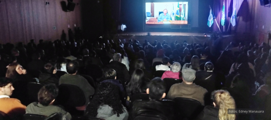 Auditório lotado durante estreia do documentário de Capanema