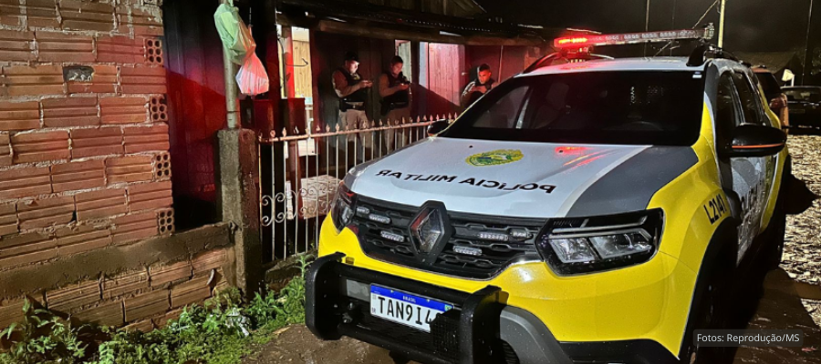Viatura da PM em frente à residência em Santo Antonio do Sudoeste