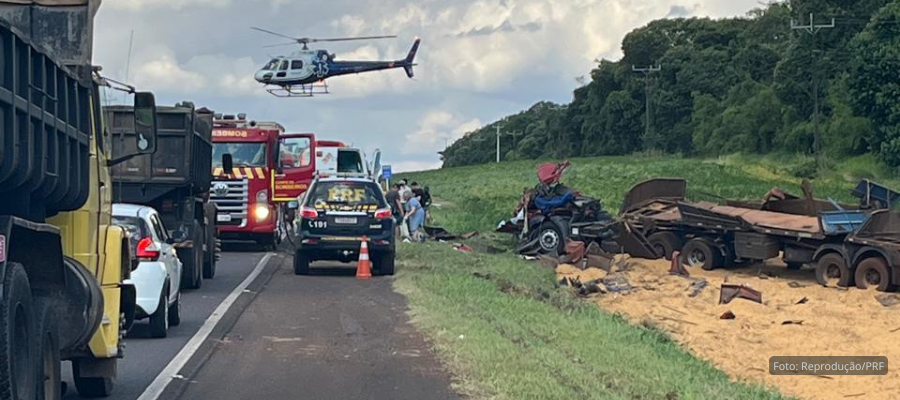 Viatura da PRF em local de colisão frontal em rodovia do Paraná