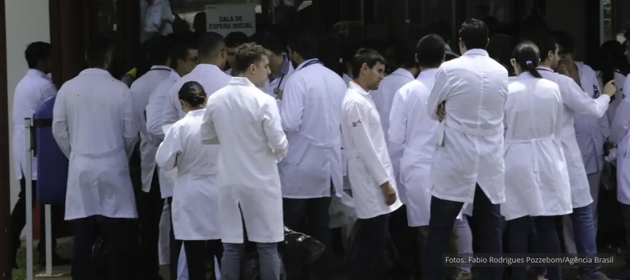 Alunos realizam prova do Enamed em sala de aula
