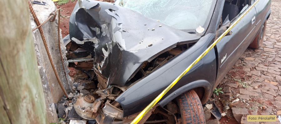Carro colide contra poste em acidente na PR-582