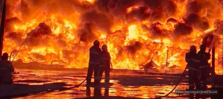 Bombeiros combatem incêndio de grandes proporções em fábrica de veículos em Manaus