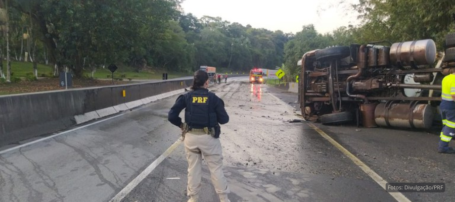 Caminhão envolvido em colisão frontal na BR-277, no Paraná