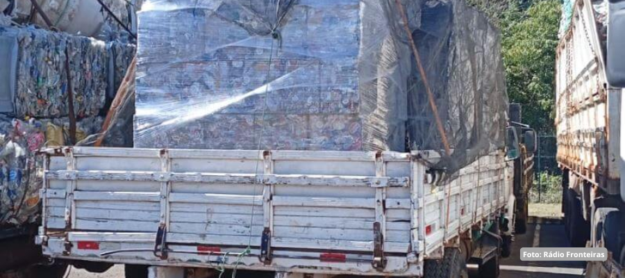 PM apreende caminhão com 6,5 toneladas de recicláveis em Barracão
