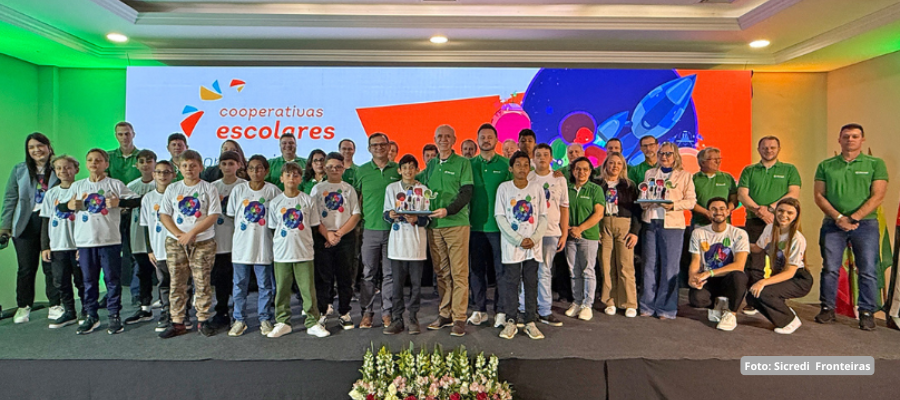 lançamento da Cooperativa Escolar Sicredi com jovens do projeto Formando Cidadão em Capanema