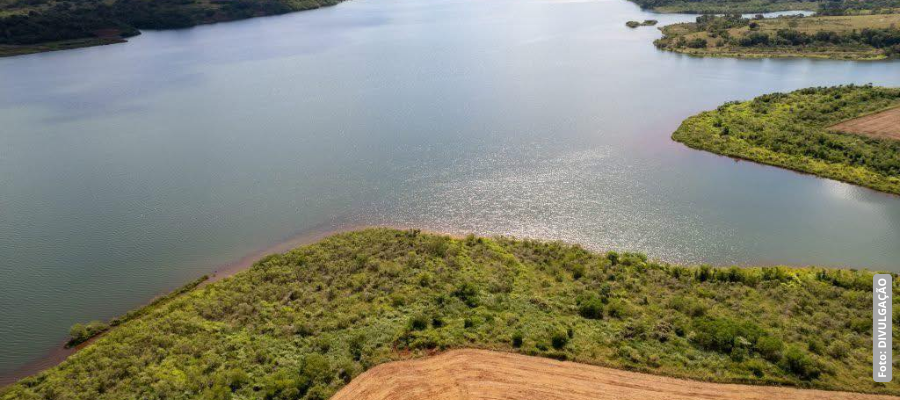 Barco vira no lago do Baixo Iguaçu com três pessoas a bordo