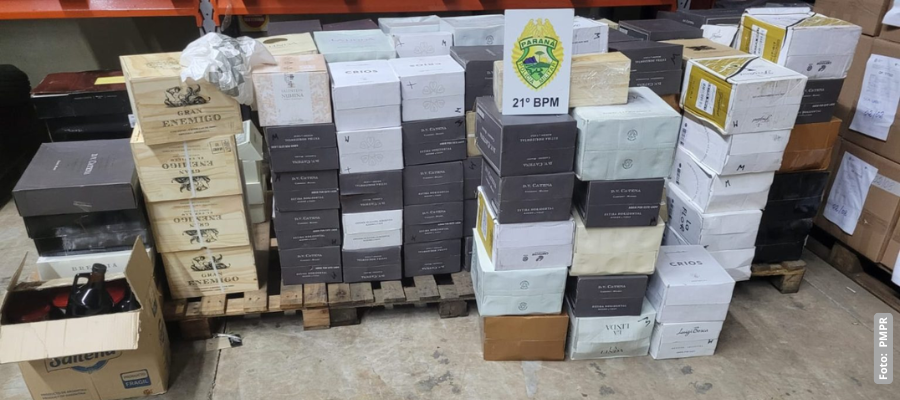 Depósito com caixas de vinho apreendidas em Santo Antônio do Sudoeste