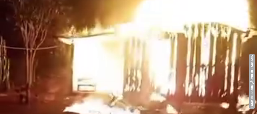 casa destruída por incêndio em Pinhal de São Bento