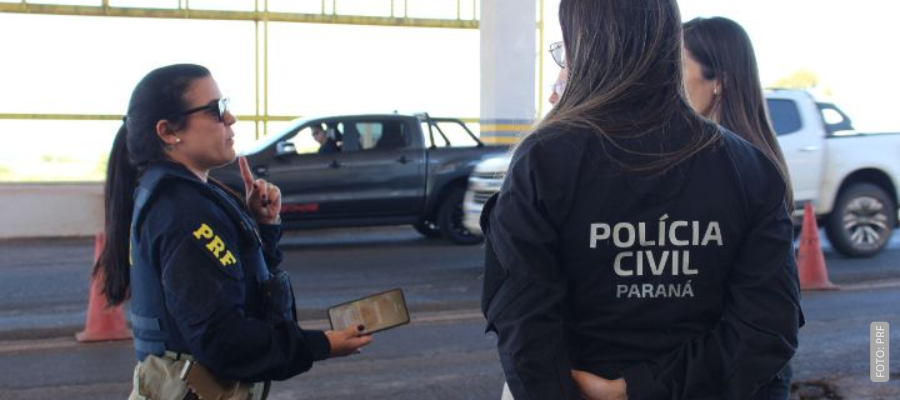 Agentes da PRF durante ação contra violência à mulher na BR-158, em Pato Branco.