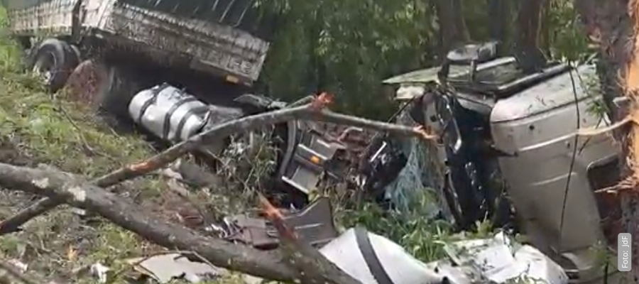 Caminhão destruído em acidente BR-163 Santo Antônio do Sudoeste