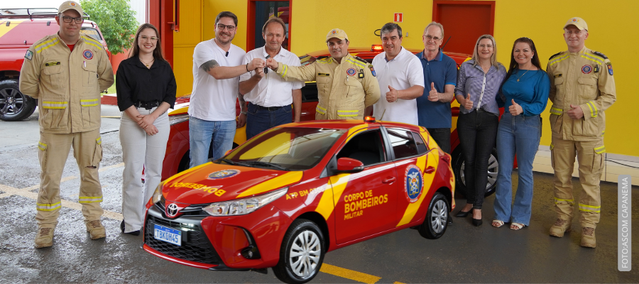 Autoridades na cerimônia de entrega do novo veículo para Bombeiros em Capanema.
