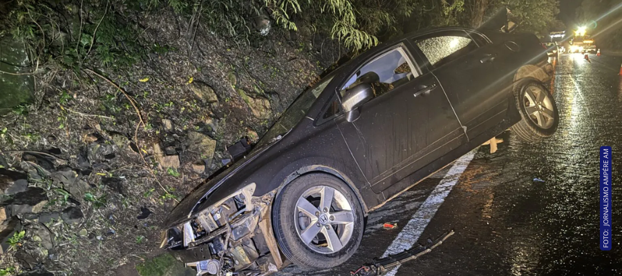 Honda Civic destruído após acidente na PR-182