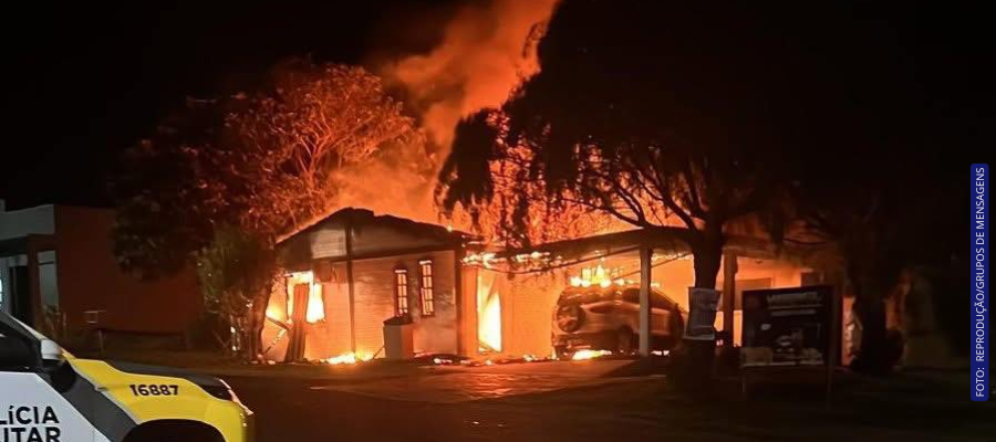 Casa destruída após incêndio Pranchita provocado intencionalmente.