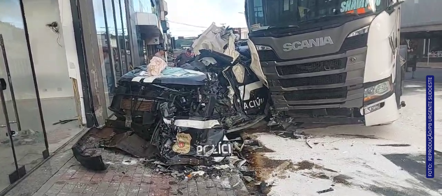 Viatura da Polícia Civil destruída após colisão com caminhão em Coronel Vivida.