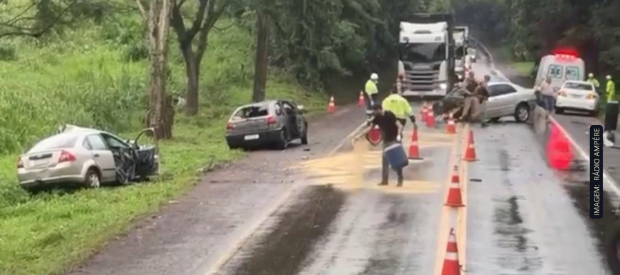 acidente na PR-182 em Ampére com três veículos deixa cinco mortos