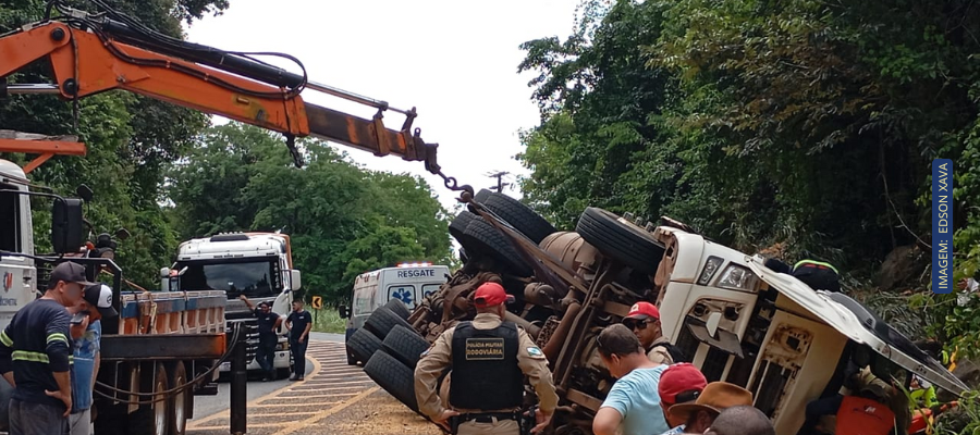 Resgate após caminhão tombar na PR-281