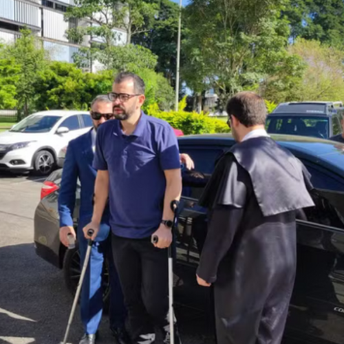 Jorge Guaranho chega para terceiro dia de júri acompanhado por advogados — Foto: Mariah Colombo/g1 Paraná 