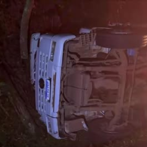Caminhão tomba em Ampére, após falha nos freios